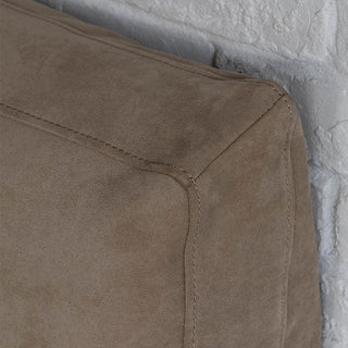 表面が起毛したスエード調の滑らかな肌触りの生地です。