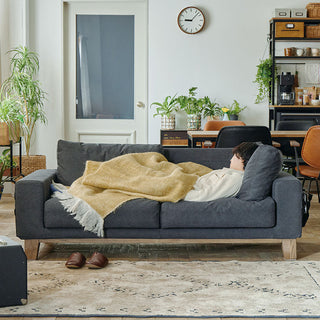 スツールがあると、来客時には一人掛けソファとしても活躍してくれます。