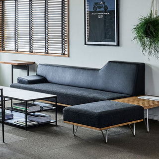 肘高は低めになっているので、寝転んだ時に枕にもなるように設計されています。