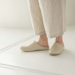 歩くことを考えて靴屋さんが丁寧につくったスリッパ。