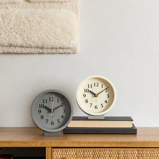 針の長さや太さ、数字のサイズ、色の構成などを吟味し、見やすく心地よい佇まい