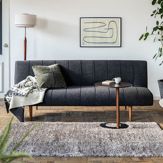 背面を倒すとフルフラットのソファベッドになります。