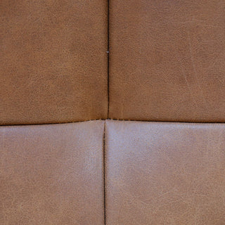 ソファの前脚のデザイン。