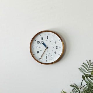 たくさんの数字が並びながらもシンプルな文字盤。カラフルな針がポイントに。