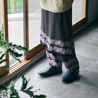 歩くことを考えて靴屋さんが丁寧につくったスリッパ。