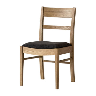 温かみのある木とファブリックを組合わせた、シンプルで飽きの来ないデザインが魅力。