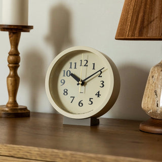 真鍮色の秒針が盤面を引き立てます。