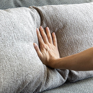 フェザーを使用したボリュームのあるクッションは、ふっくらした座り心地。