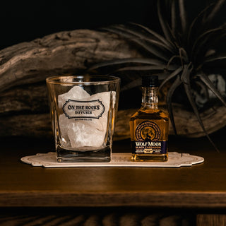 ウイスキーのミニチュアボトルとロックグラスを模したディフューザーセット。