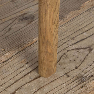 木の温もりを楽しめる、オーク材を使用。