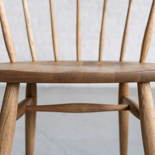 背面のスポークがお部屋に抜け感を与えてくれます。