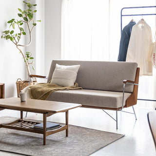 スリムなスチールに天然木と落ち着いた色味の張地を合わせ、絶妙なデザインに。