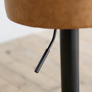 レバーを引くと昇降します。