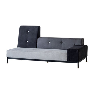 アシンメトリーな形状の面白さが魅力のソファ。