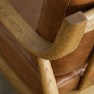 背・座面のクッションにはフェザーがたっぷり使用されています。