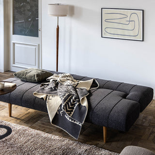 背面を倒すとフルフラットのソファベッドになります。