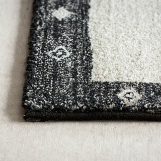 ウールのように柔らかくさらっとした触り心地で、遊び毛も出にくいです。