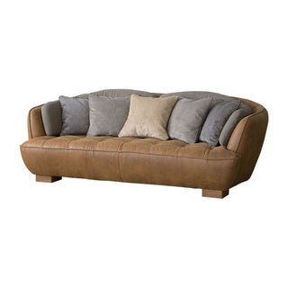 優雅な曲線が魅力的なオピアムソファ。