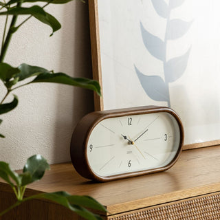 少し黄味がかった文字盤にはヴィンテージ感もあります。