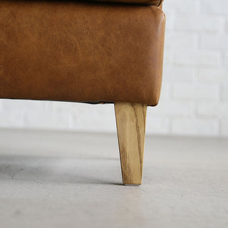 木脚で先端に向かって細くなるようなデザインに。