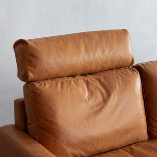 フェザー入りのクッションが頭をサポートし、首や肩の負担を軽減してくれます。