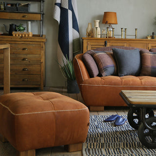 スツールは簡単に持ち運びができるので、好きな場所で使えます。