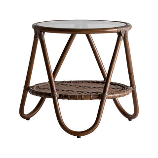 籐を使った素材感のあるサイドテーブル。