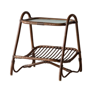 ラタンの素材感のあるサイドテーブル。