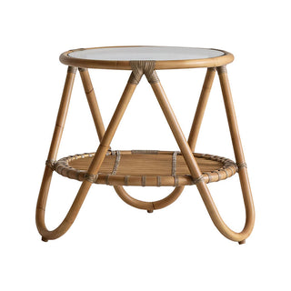 籐を使った素材感のあるサイドテーブル。