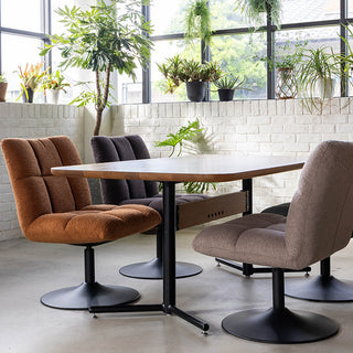 丸みを帯びた天板と、細部までこだわった脚が印象的なデザインです。