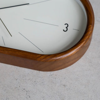 少し艶のあるブラウンは、木目に品があります。