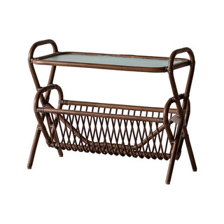 ラタンの風合いが魅力の、マガジンラック付きサイドテーブル。