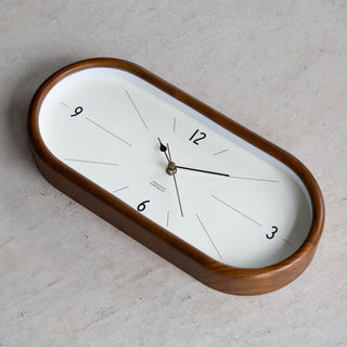 文字盤はミッドセンチュリー感のあるデザイン。