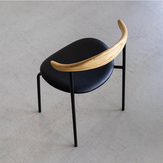 スチール製のフレームは重たくなりすぎず、圧迫感がなく洗練された印象です。