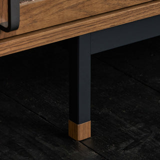 スチール脚がアクセントとなり、モダンで洗練された雰囲気に仕上がってます