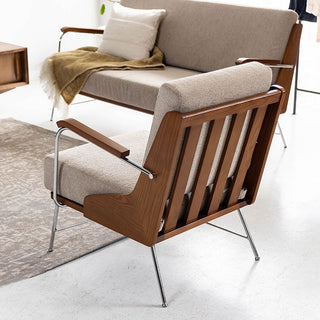 スリムなスチールに天然木と落ち着いた色味の張地を合わせ、絶妙なデザインに。