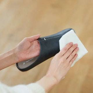 お手入れ簡単なのが嬉しいフェイクレザー。軽い汚れなら固く絞った布で拭くだけでOK。