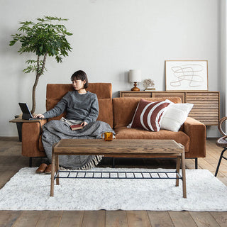 オプションでアームレストを付けるとサイドテーブル代わりになります。