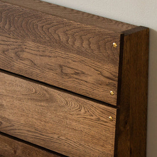 アクセントに真鍮の鋲があしらわれています。