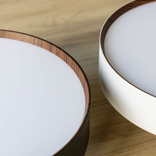 縁は、ナチュラルな木目調。