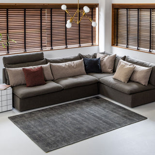 無地でありながら絶妙な存在感で、インテリアの主役を家具などに向けたいコーディネートにも。