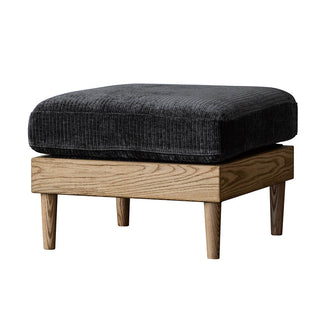 あると便利なスツール。来客時は1人掛けソファとしても使えます。