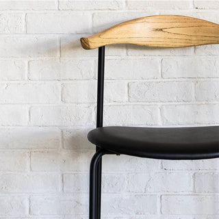 無垢材を使用し、緩やかに曲線を描く背もたれは有機的で存在感があります。