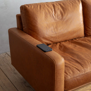 フェザーをたっぷり使い、適度な沈み込みのある座り心地が特徴です。