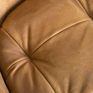 ダブルステッチで強度を高めたり、細部にまでこだわっています。