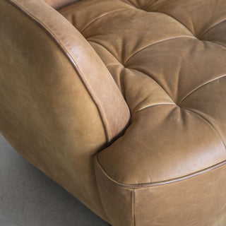 座面は特殊な構造になっており、前面が固く奥が柔らかい素材の配置に。