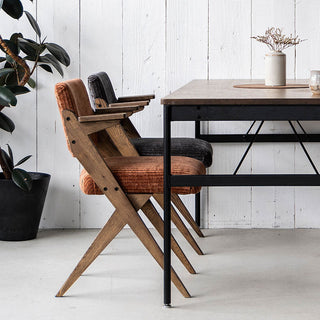 座る時にちょっとした肘置きがあるとゆっくりくつろげます