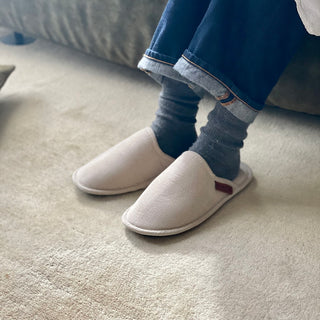 細めのコーデュロイ生地はしっかりしていながら、しなやかな肌触りが特徴。