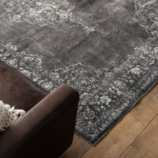 角度によってダークグレーやチャコールブラウンにも見える絶妙な色合い。