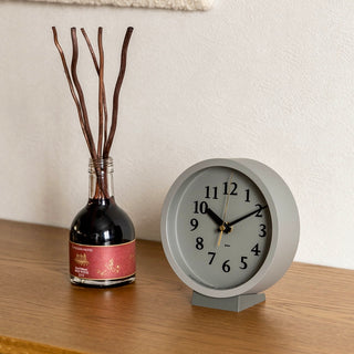 小ぶりな盤面に小気味よく数字をちりばめた置き型の電波時計